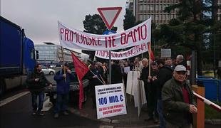 Pred Luko Koper protest v podporo delavskemu boju #foto #video