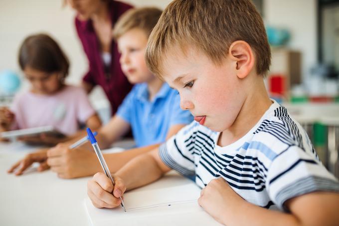 Predšolsko obdobje naj bo v znamenju igre. Pisanja, branja in računanja se bo otrok naučil v šoli, ko je čas za to. | Foto: Getty Images