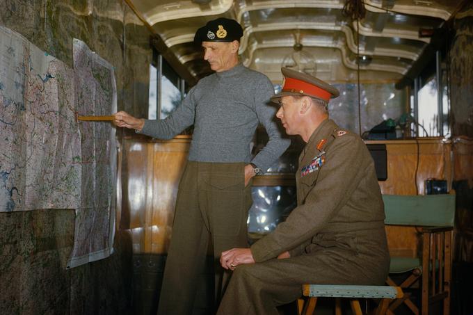 Feldmaršal Bernard Montgomery, prvi mož britanskih oboroženih sil, med razlaganjem strategije britanskemu kralju Georgeu VI, očetu kraljice Elizabete II, 1944.  | Foto: Britanski Imperialni vojni muzej (IWM)