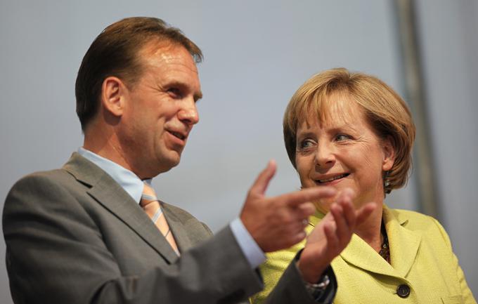 Tesno sodelovanje Angele Merkel in Dieterja Althausa se je končalo leta 2009, ko je Althaus odstopil kot ministrski predsednik Turingije in predsednika tamkajšnje enote stranke CDU. | Foto: Reuters
