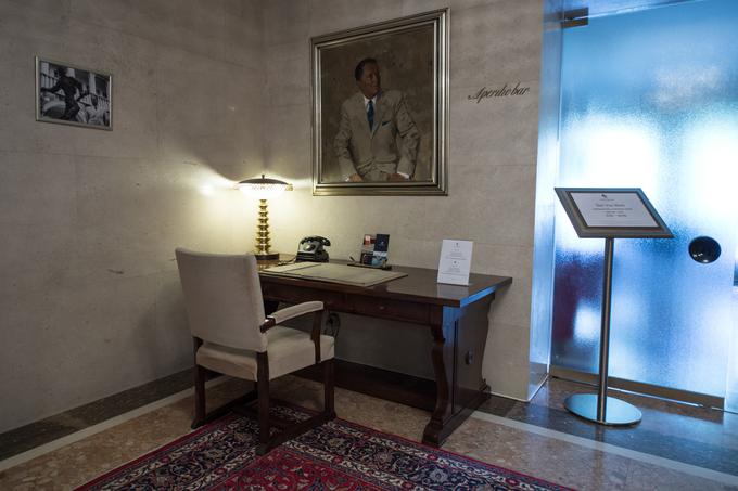 V hotelu še vedno uporabljajo originalno Titovo delovno mizo.
 | Foto: 