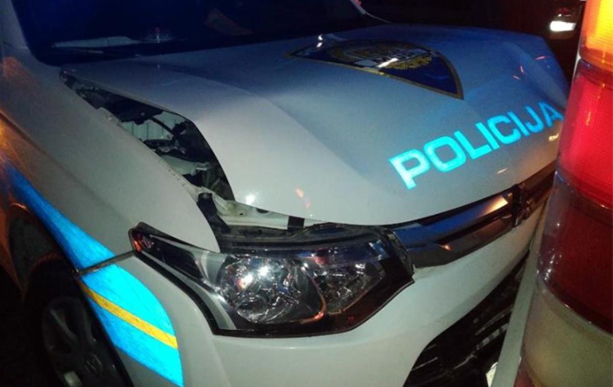 Policija hrvaška | Avtobus pa se je začel premikati vzvratno in je nato trčil v policijsko vozilo, to pa je potem trčilo v še eno policijsko vozilo. | Foto STA