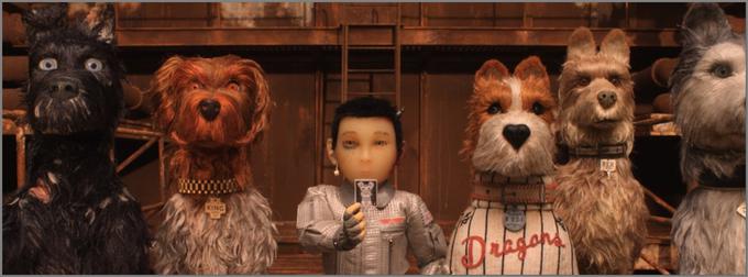 Wes Anderson se je po Čudovitem lisjaku veličastno vrnil k "stop-motion" animaciji z zgodbo o japonskem dečku, ki se poda na misijo, da bi našel svojega izgubljenega psa. Film je na Berlinalu prejel srebrnega medveda za najboljšo režijo. • V četrtek, 2. 12., ob 17.10 na Cinemax 2.* │ Tudi na HBO OD/GO. | Foto: 
