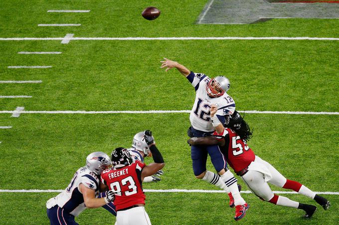 Moštvo New England Patriots (v modro-belem dresu) je po neverjetnem preobratu sinoči osvojilo naslov lige NFL.  | Foto: Getty Images