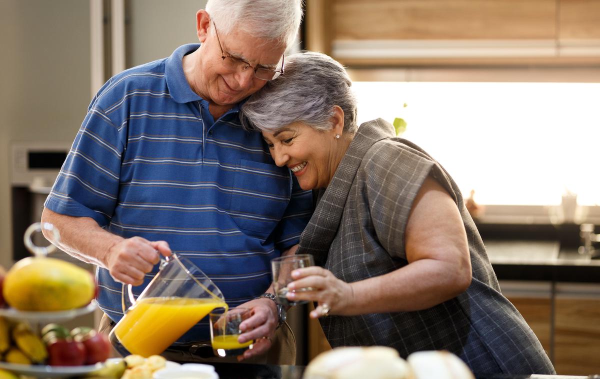 starejši par | Spodbudnejši izsledek raziskave ameriških znanstvenikov je, da širjenje lažnih novic morda le ni tako zelo epidemično, kot nekateri mislijo. | Foto Getty Images