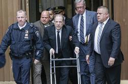 Weinstein na sodišče prišel s hojico in četo odvetnikov #video