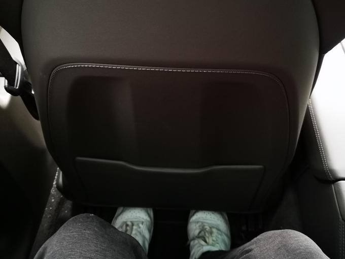 Še en dokaz, da je na zadnjih sedežih veliko prostora za noge potnikov. V primerjavi s klasično panamero je tudi nad glavo prostora več. | Foto: Gregor Pavšič