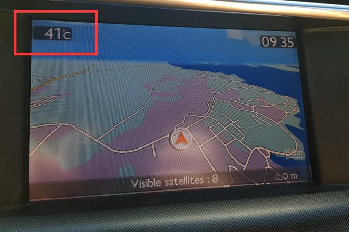 Temperatura v na soncu parkiranem avtomobilu lahko med poletnim vročinskim valom takrat, ko avtomobilski termometer kot na tej fotografiji že ob 9.35 kaže štirideset plus, čez dan zlahka preseže tudi 50 stopinj Celzija. Na Hrvaškem so ta teden v notranjosti avtomobila v Zagrebu izmerili celo 74 stopinj Celzija. | Foto: Matic Tomšič