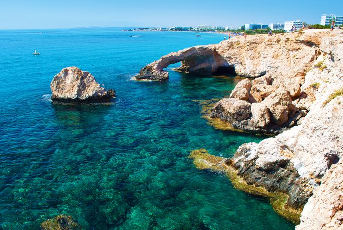 Ciper bo na seznam držav, katerih državljani vstopajo brez karantene, s prvim aprilom uvrstil še 16 držav, predvsem tistih, od koder sprejemajo večje število turistov. Na sliki: Ayia Napa, turistično središče na skrajnem jugovzhodu otoka | Foto: Thinkstock