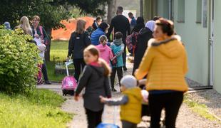 Ljubljana: sumljivi ljudje pred šolami otrokom ponujajo sladkarije in jih vabijo v kombije