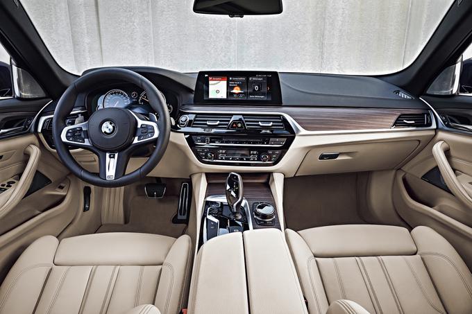 Tako kot limuzina ima zdaj tudi karavan digitalni zaslon velikosti več kot 10 palcev, ki ga je mogoče upravljati tudi na dotik. Infozabavni vmesnik podpira tudi Applov sistem Car Play za zrcaljenje aplikacij z iPhona.  | Foto: BMW