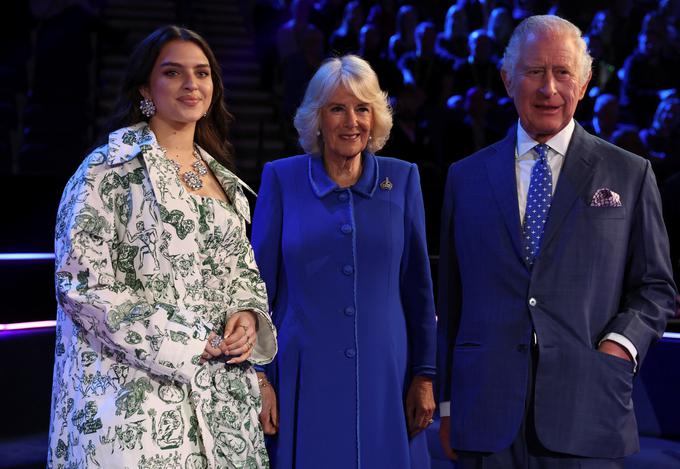 Kralj in njegova žena sta v Liverpoolu spoznala britansko predstavnico Mae Muller. | Foto: Reuters