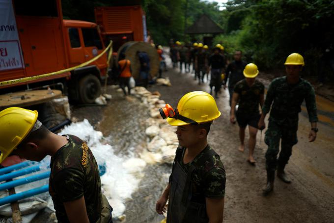 Reševalci bodo zrak v jamo dovajali prek petkilometrske cevi, iz jame pa črpajo vodo. Če jim bo uspelo, bi dečki jamo lahko zapustili po kopnem. | Foto: Reuters