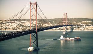 Lizbona, prestolnica s peščenimi plažami in mostom, ki spominja na Golden Gate