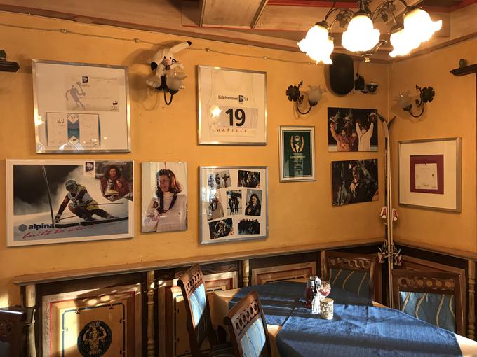 V restavraciji je urejen tudi Alenkin kotiček, kjer so razstavljeni fotografije in predmeti iz kariere Dovžanove. | Foto: Osebni arhiv