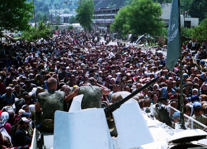 Genocid v Srebrenici velja za največji vojni zločin po razpadu Jugoslavije in največji vojni zločin po drugi svetovni vojni na evropskih tleh. Srebrenico so bosanski Srbi zavzeli, ko je bila ta varno območje pod okriljem Združenih narodov. | Foto: Reuters