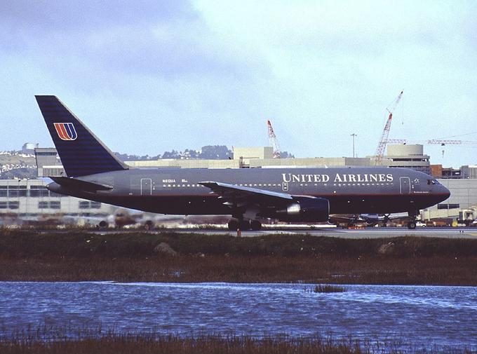 Boeing 767-200ER prevoznika United Airlines dve leti pred trkom v južni stolp WTC. | Foto: Thomas Hilmes/Wikimedia Commons