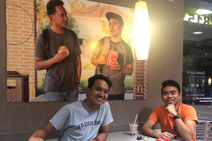 McDonalds | Šaljivca pozirata pred lastno fotografijo, ta steno lokalnega McDonaldsa krasi že skoraj dva meseca. | Foto Twitter / JevhM