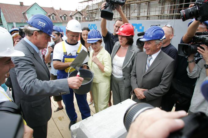 Julij 2007: šef propadlega SCT Ivan Zidar (levo) je ob navdušenju takratnega ministra za zdravje Andreja Bručana (tretji z leve) takole zajel prvo kelo betona. Za Bručanom stoji nekdanja predsednica uprave propadlega Vegrada, danes zapornica Hilda Tovšak (z rdečo čelado). | Foto: Bojan Puhek