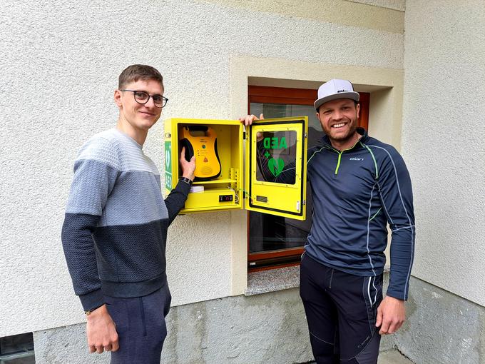 Pred dnevi se je svoji lokalni skupnosti oddolžil z donacijo za nakup dveh defibrilatorjev. | Foto: Alenka Teran Košir