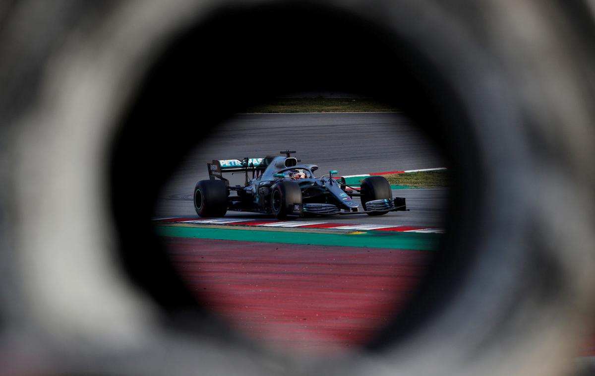 Lewis Hamilton | Petkratni svetovni prvak Lewis Hamilton bo moral paziti predvsem na Sebastiana Vettla, ki želi Angleža ujeti na večni lestvici. | Foto Reuters
