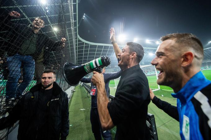 Po zmagi nad Mariborom ga je kapetan Timi Max Elšnik pripeljal do severne tribune, nato so si akterji dali duška. | Foto: Vid Ponikvar