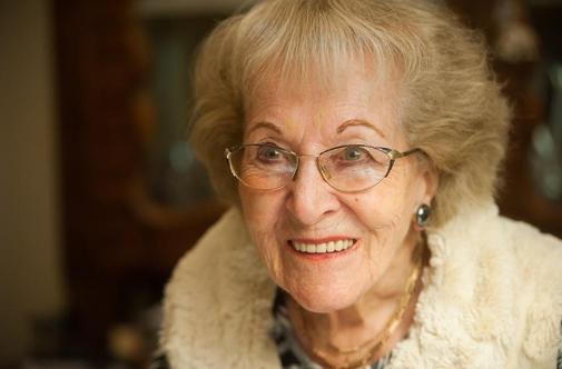 Iz arhiva: 91-letna Ljubljančanka, ki se še vedno rada lepo obleče, si uredi pričesko in naliči obraz