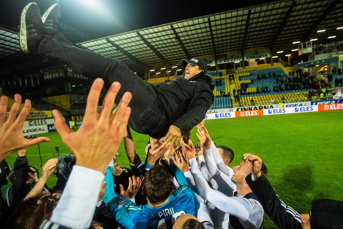 Igralci so med proslavljanjem vrgli v zrak tudi športnega direktorja. | Foto: Grega Valančič / Sportida