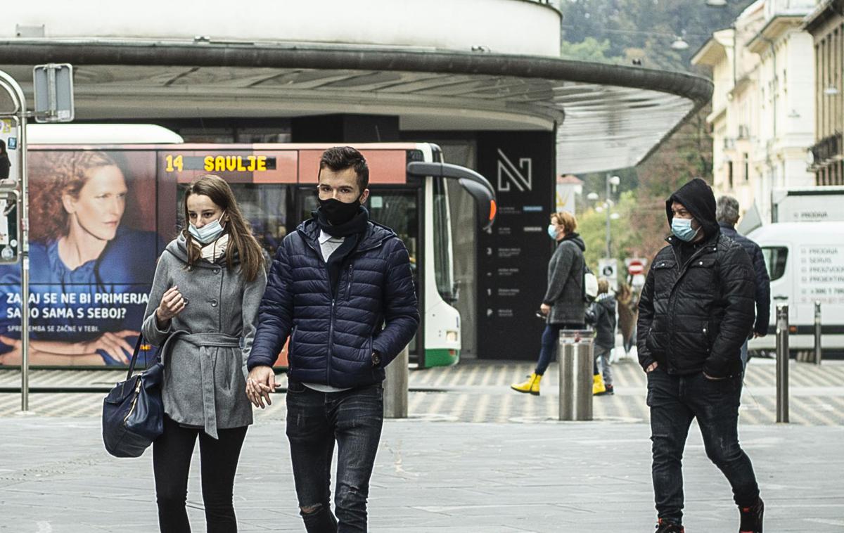 Ljubljana_maske | V Ljubljani je trenutno okuženih 1.836 prebivalcev, a ker gre za občino z največjim številom prebivalcev, to znaša le 0,621 odstotka vseh občanov. | Foto Ana Kovač