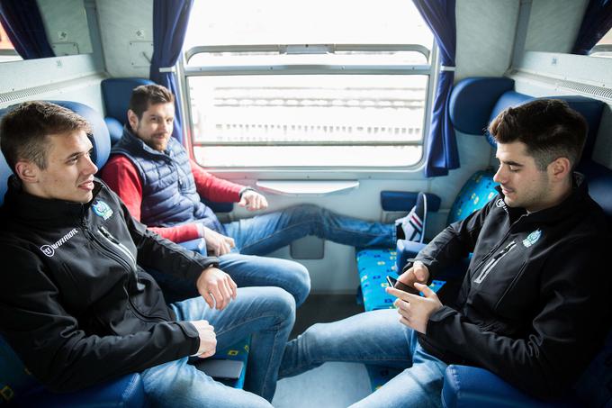 V družbi najmlajših potnikov na SP - Nika Pema in Jurija Repeta. | Foto: Vid Ponikvar