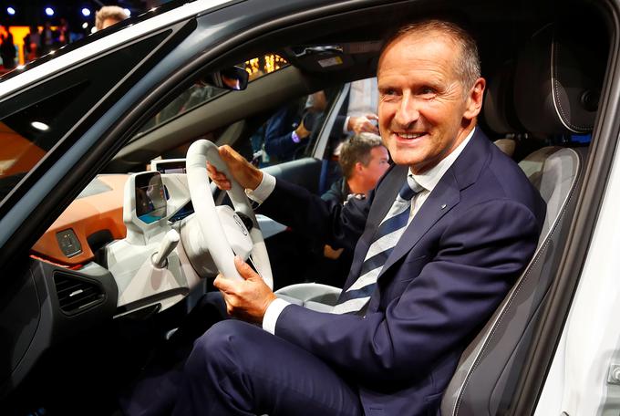 Vidno zadovoljni Herbert Diess, prvi mož Volkswagovnega koncerna, v novem ID.3. Volkswagen je pred leti na področju elektromobilnosti močno zaostajal, danes ima med največjimi proizvajalci morda celo najbolj konkretne načrte. | Foto: Reuters