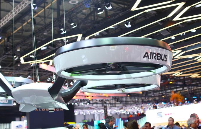 Ko začne svoja vozila na največjem avtomobilskem salonu v Evropi razstavljati celo Airbus, torej evropski gigant letalske industrije, se res obetajo spremembe v mobilnosti. Airbusov dron dvigne kupolo avtomobila in ga odpelje na želeno destinacijo. | Foto: Gregor Pavšič
