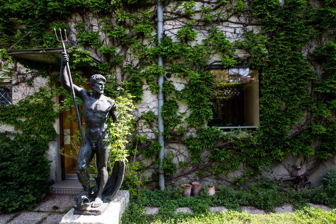 Vila je po načrtih arhitekta Vinka Glanza nastala v tridesetih letih prejšnjega stoletja. Zgraditi jo je dal kipar Boris Kalin. | Foto: Vid Ponikvar