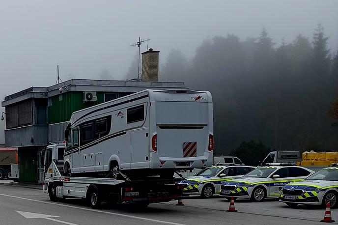prikolica | Iz prometa so policisti izločili šest vozil.  | Foto PU Kranj