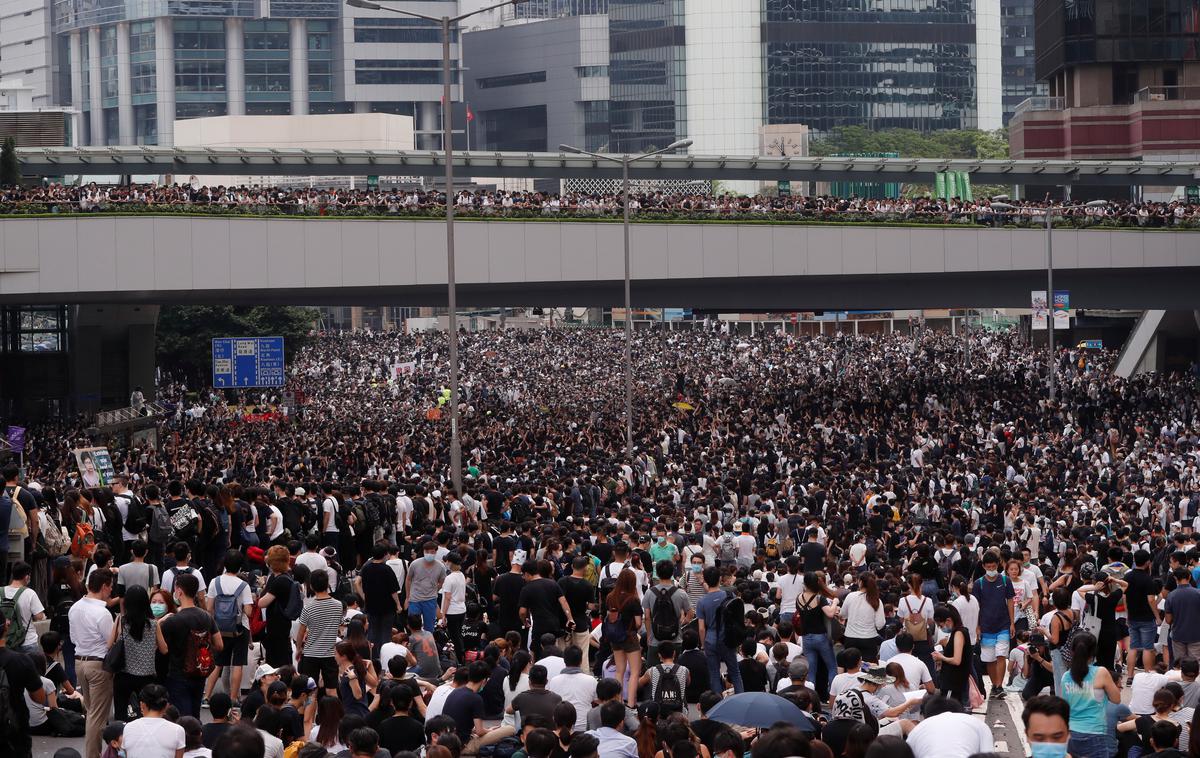 Protesti v Hongkongu | Velika množica protestnikov. | Foto Reuters