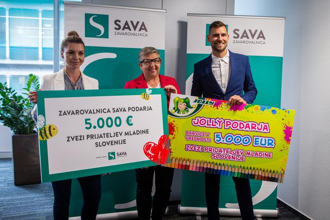 Predaja donacije Zavarovalnice Sava in družbe Jolly Zvezi prijateljev mladine Slovenije | Foto: Gaja Hanuna