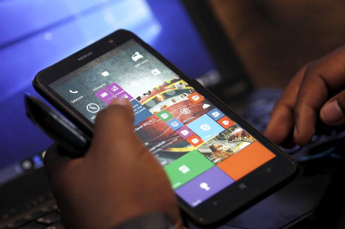 Windows 10 Mobile | Decembra bodo prenehali z javnimi objavami podpor in nadgradenj za Microsoftov operacijski sistem za mobilne naprave Windows 10 Mobile. | Foto Reuters