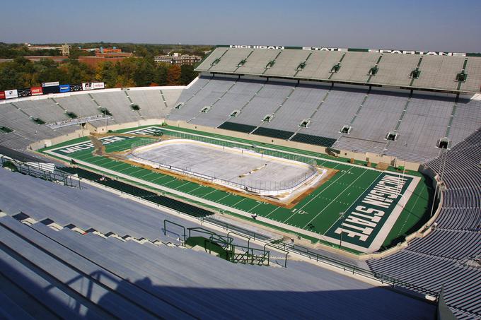 Spartan Stadium je skoraj desetletje držal rekord v obisku hokejski tekem. Oktobra 2010 je remi med univerzitetnima rivaloma v živo videlo 74.554 gledalcev. | Foto: Getty Images