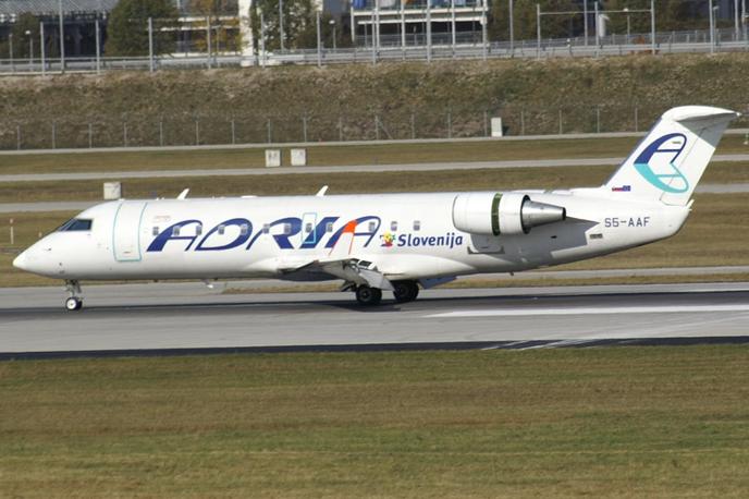 Bombardier CRJ 100/200 | Letalo bombardier CRJ-200 je proizvajala kanadska družba Bombardier Aerospace. Skupaj z modelom CRJ-100, na katerem je zasnovana dvestotica, so jih naredili nekaj več kot tisoč, večina jih je še vedno v uporabi.  | Foto Wikimedia Commons