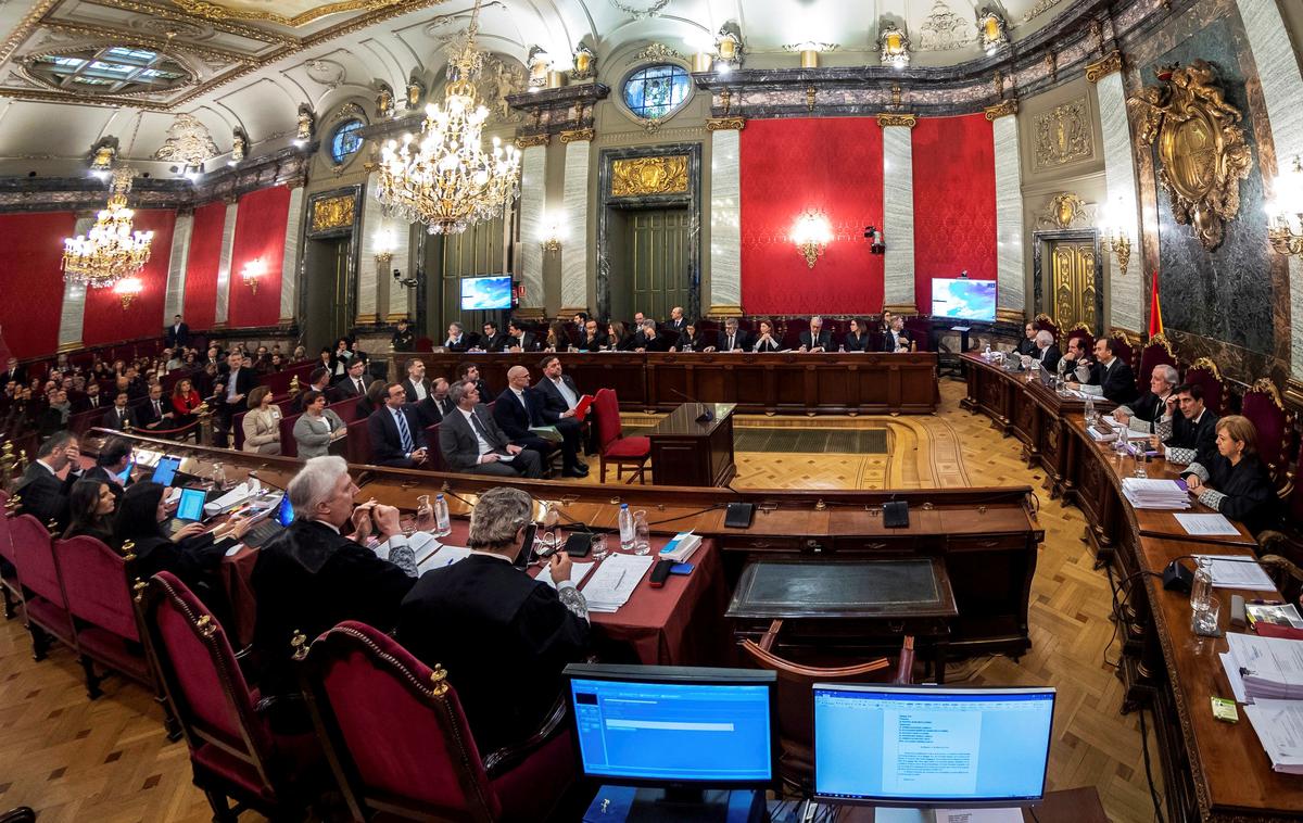 sojenje Španija Katalonija sodišče | Katalonskim voditeljem sodijo zaradi njihove vloge pri razpisu referenduma o katalonski neodvisnosti. Katalonski regionalni parlament je nato 27. oktobra istega leta potrdil resolucijo, ki predvideva ustanovitev neodvisne Katalonije. | Foto Reuters