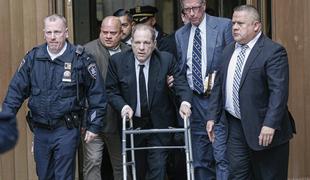 Weinstein na sodišče prišel s hojico in četo odvetnikov #video