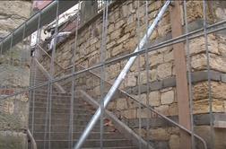 Nevarnost na Ptuju: zid brez temeljev in s koreninami v notranjosti #video