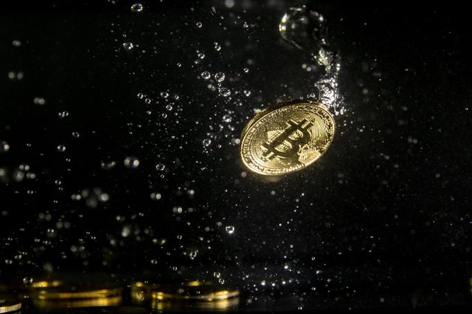 Cena bitcoina je 17. decembra 2017 prvič in za zdaj tudi edinkrat presegla čarobno mejo 20 tisoč ameriških dolarjev (takrat okrog 17.500 evrov). | Foto: Getty Images