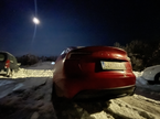 Tesla model 3 noč