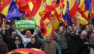 V Madridu več deset tisoč ljudi protestiralo proti neodvisnosti Katalonije
