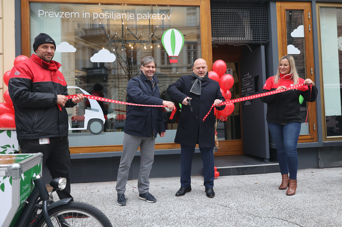 Jakob Bertole, direktor poslovanja v DPD Slovenija (levo), in Igor Jakovljević, direktor DPD Slovenija (desno), sta odprla prvi City Depo v Sloveniji. | Foto: 