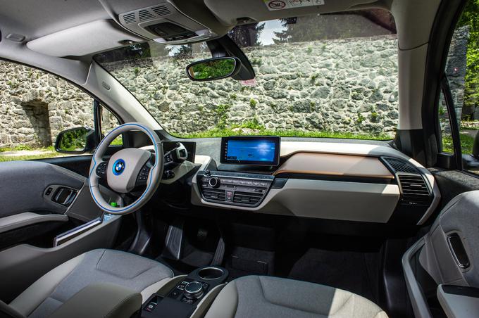 Notranjost električnega BMW i3 je zelo moderna in ravno prav futuristična.  | Foto: Gašper Pirman