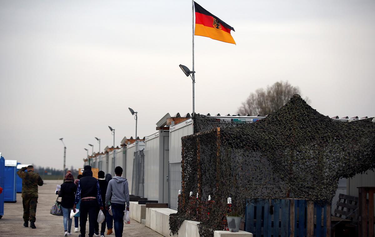 migranti Nemčija | Nemčija je tudi prvič lani v Grčijo vrnila šest beguncev. Med letoma 2011 do 2017 zaradi prenapolnjenih in slabih razmer v grških sprejemnih centrih za begunce tega niso počeli. | Foto Reuters