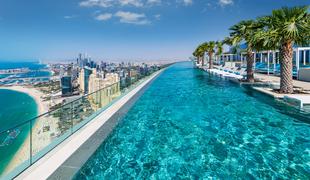 Spektakularen razgled: odprli najvišji "neskončni" bazen na svetu #video