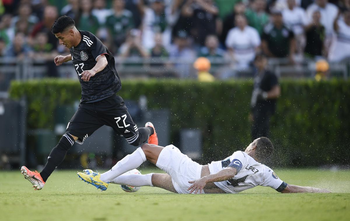 Yasmani Lopez | Yasmani Lopez (na tleh)  je po porazu na uvodni tekmi proti Mehiki (0:7) v Pasadeni zapustil reprezentanco. | Foto Reuters
